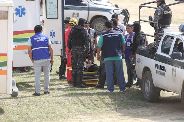 Al menos tres periodistas y 14 policías fueron agredidos y retenidos por varias horas este martes por seguidores del expresidente de Bolivia Evo Morales (2006-2019) durante un operativo de desbloqueo de carreteras en una localidad rural en la región oriental de Santa Cruz. EFE/ Juan Carlos Torrejón