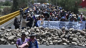 Partidarios del expresidente boliviano Evo Morales marchan por una carretera bloqueada en Parotani, a 40 kilómetros de Cochabamba, Bolivia, el 29 de octubre de 2024. (Foto AIZAR RALDES / AFP)