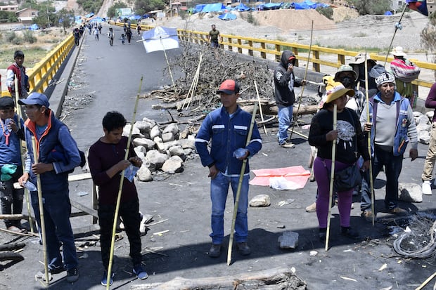 Partidarios del expresidente boliviano Evo Morales bloquean una carretera a la entrada de la localidad de Parotani, a 40 kilómetros de Cochabamba, Bolivia, el 29 de octubre de 2024. (Foto AIZAR RALDES / AFP)